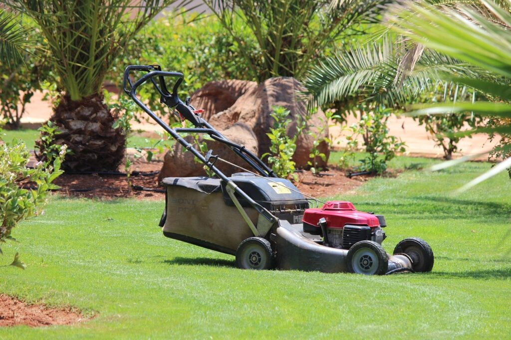 Photo tondeuse sur pelouse- Paysagiste-jardinier a Floirac