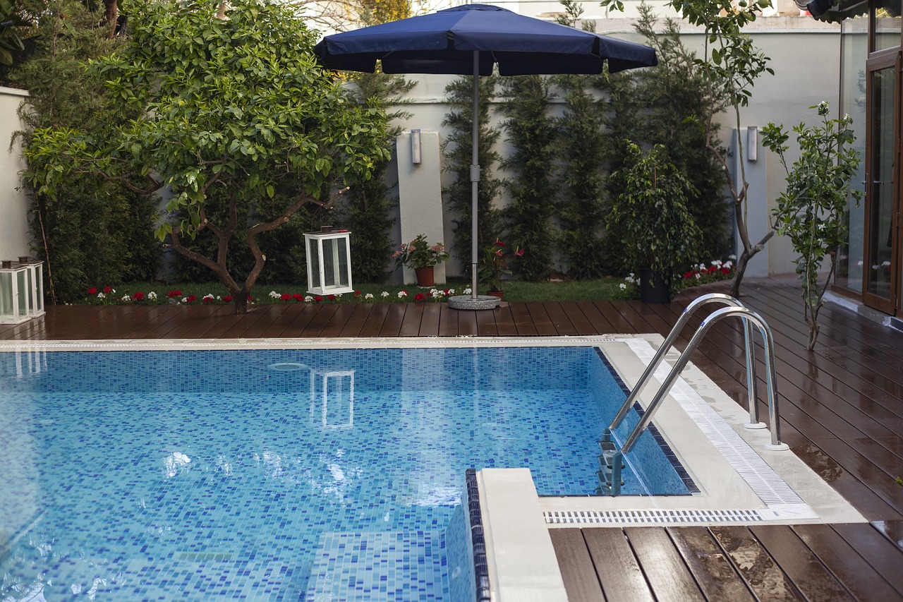 Piscine sur terrasse en bois.