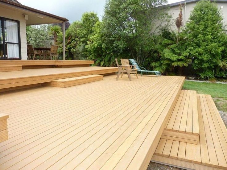 Photo d'une terrasse en bois clair sur plusieurs niveau