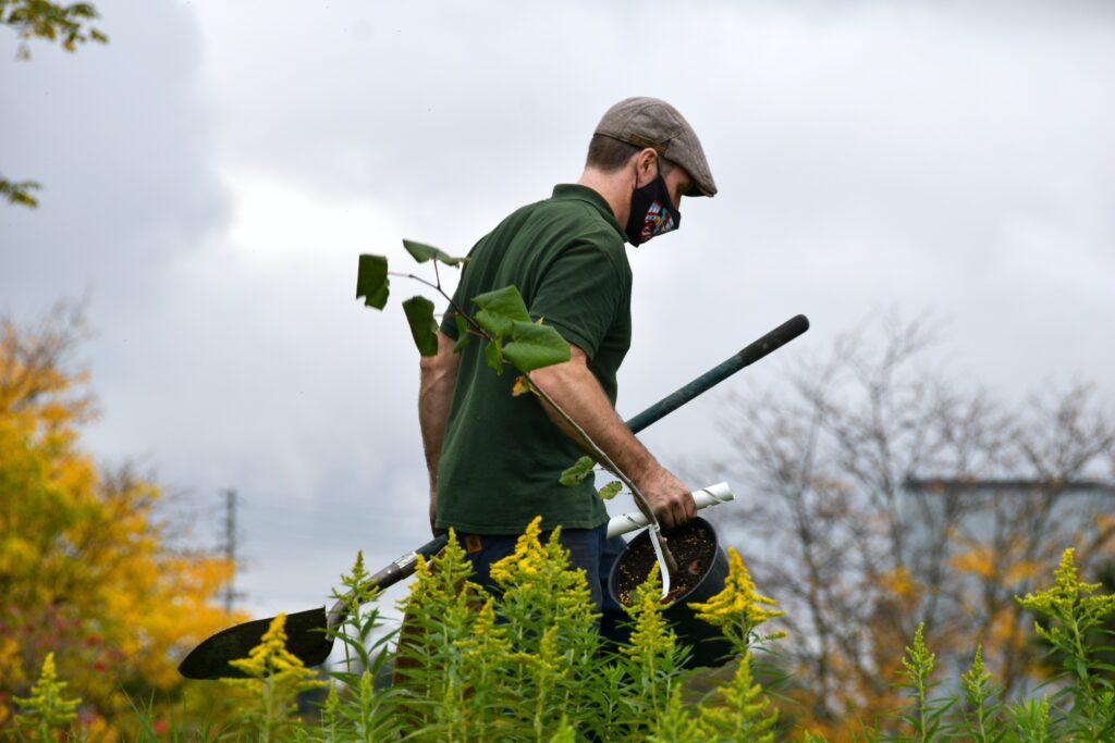 Photo d'un homme avec des outils de jardinage - Jardinier - paysagiste